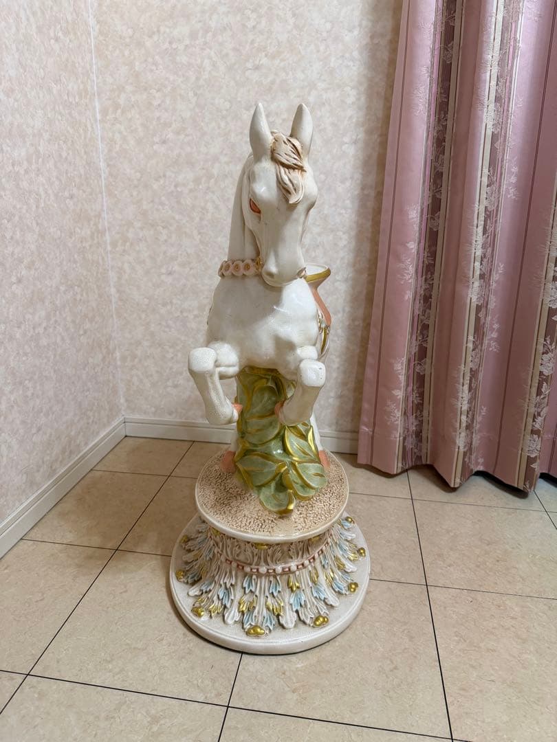 陶器製 白い馬の彫刻