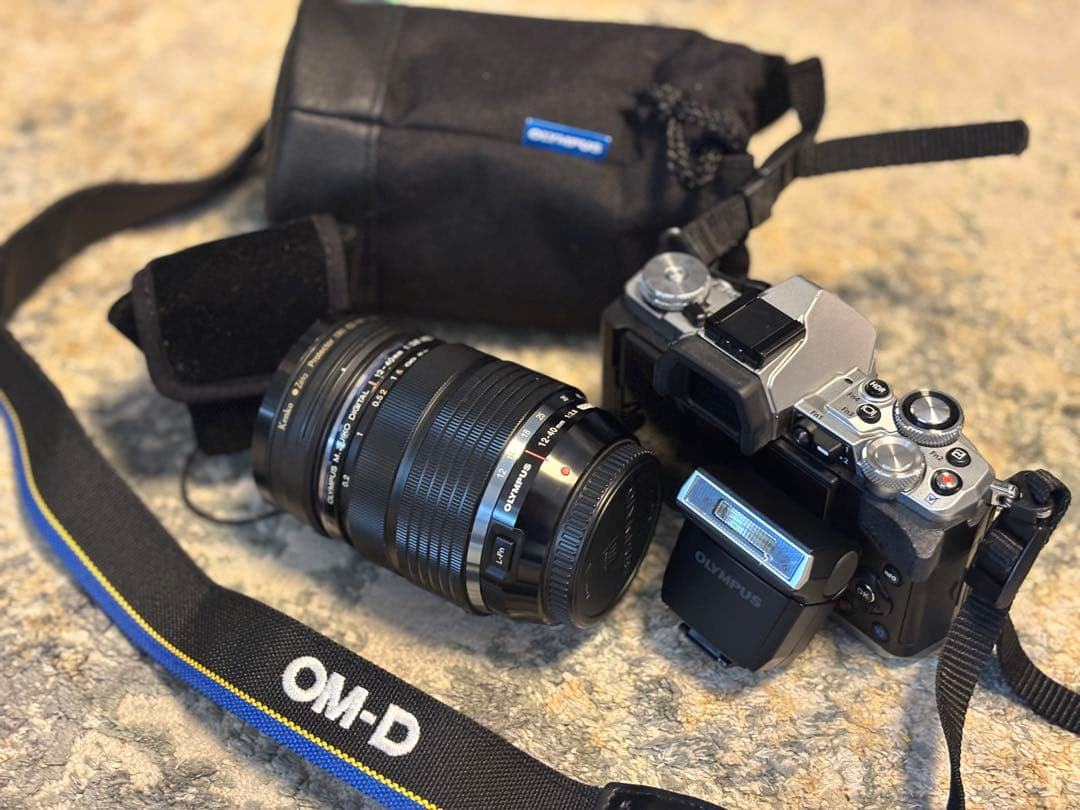 OLYMPUS OM-D E-M5 MarkIIミラーレス一眼レフカメラ＋レンズ
