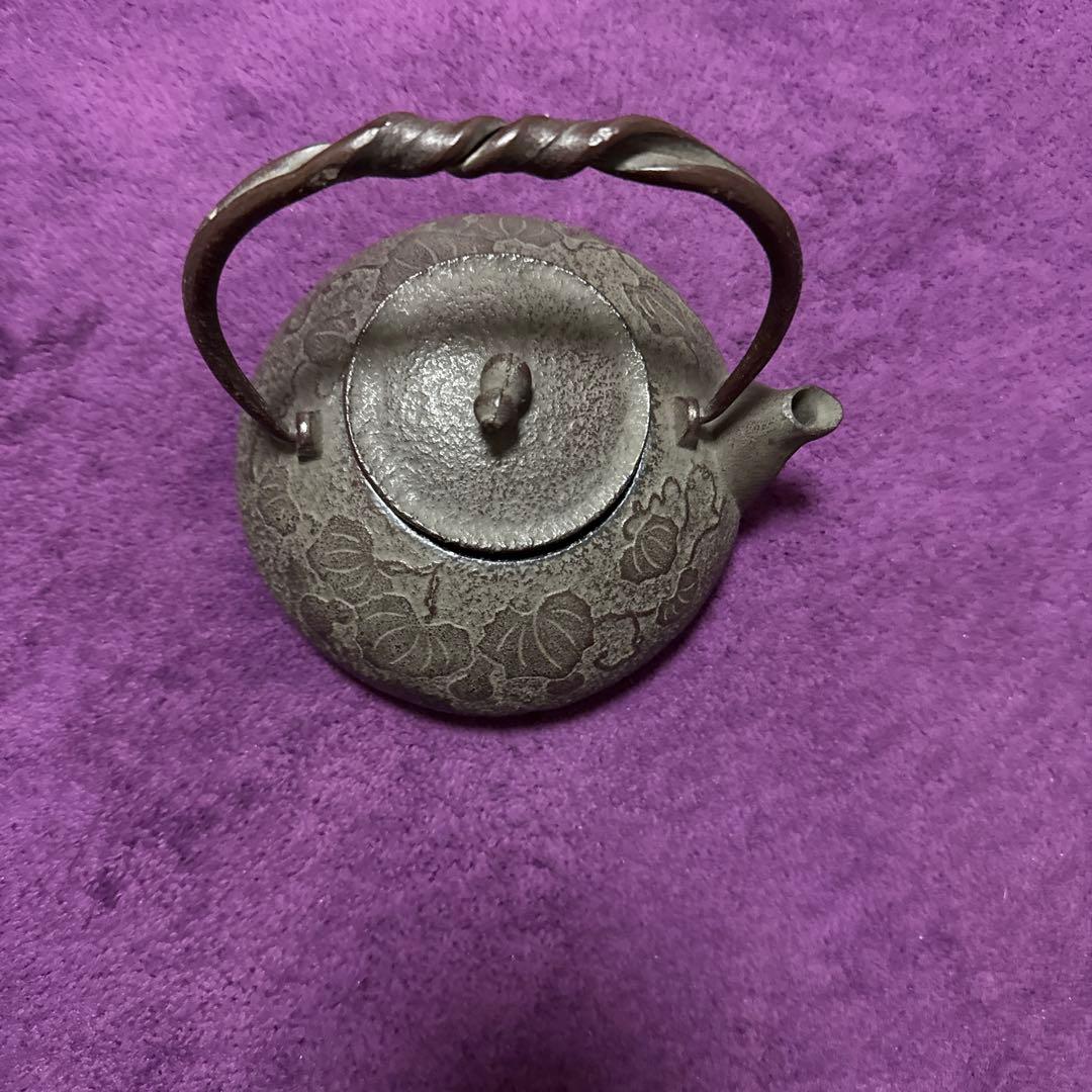 鋳鉄製花柄鉄瓶 中型