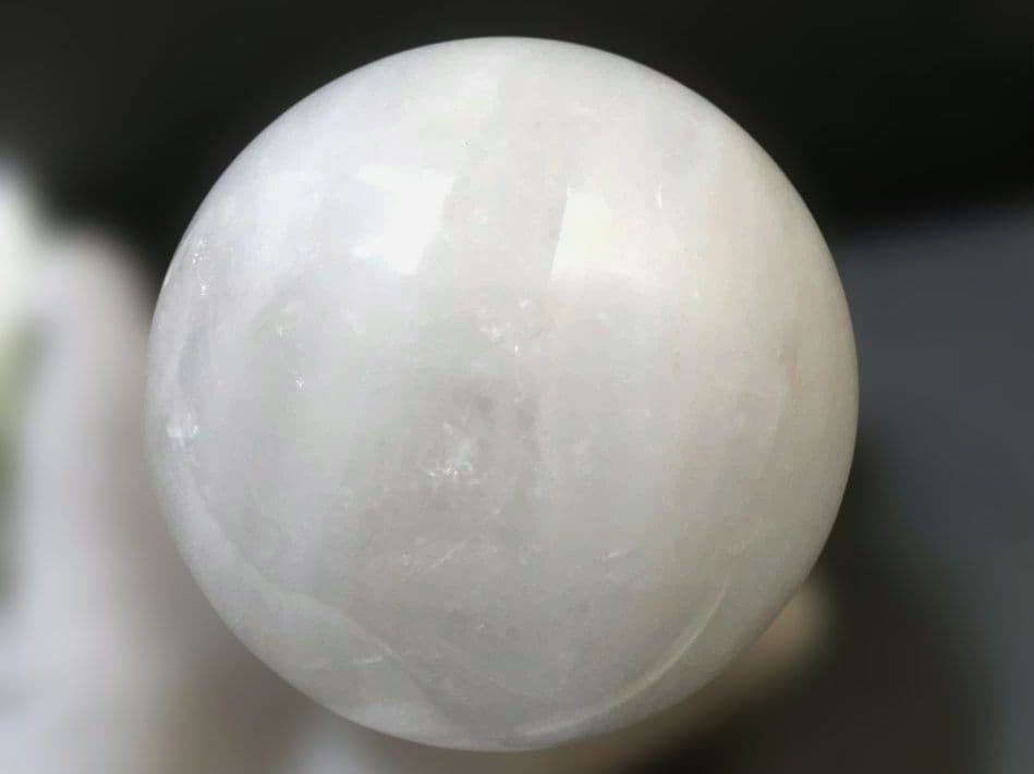 ヒマラヤ水晶　丸玉　スフィア　1.6Kg　木製台座付き！　天然石　①
