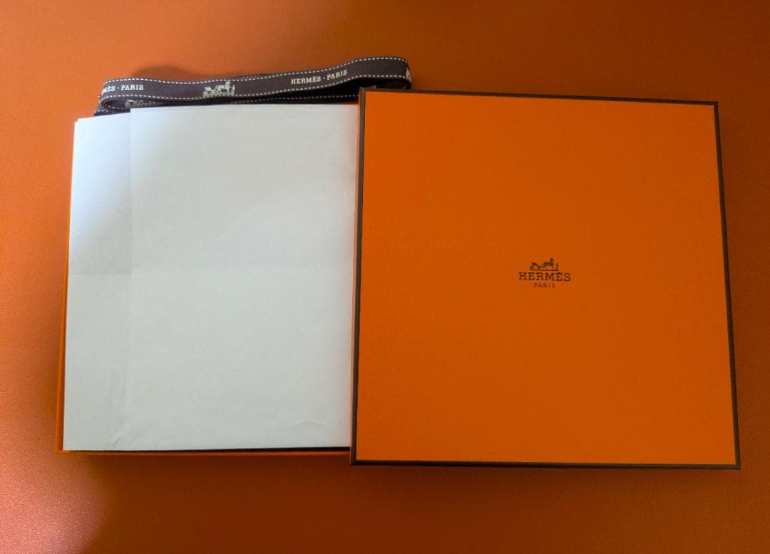 新品・未使用！　HERMES 　エルメス　カレ・タオル《ヴィス・ヴェルサ》