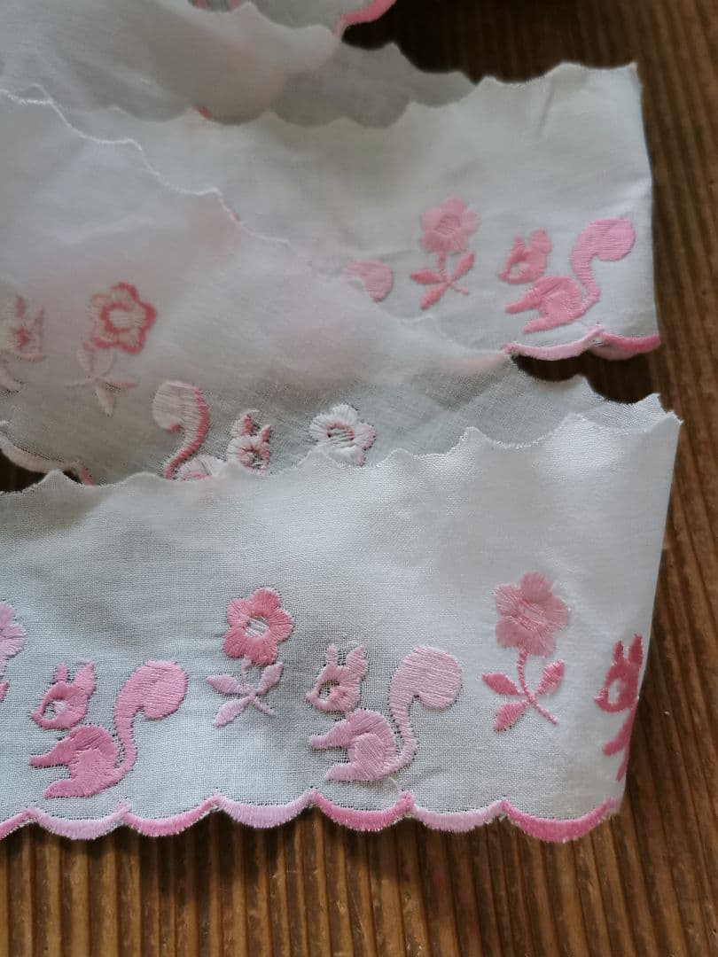 ヴィンテージベルギー リスと花刺繍 濃淡ピンク 205㎝ スカラップトリムテープ