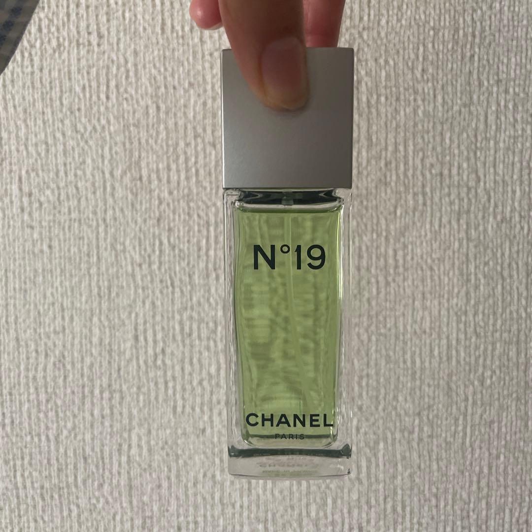 Chanel N°19 EAU DE TOILETTE 使用量ごく僅か