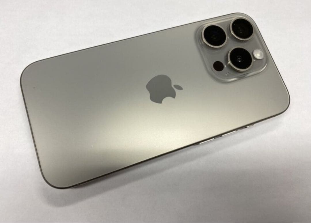Apple iPhone 15 Pro 本体と交換用液晶パネルセット