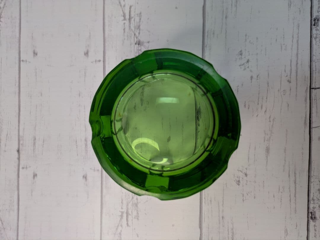 緑色カットガラス器