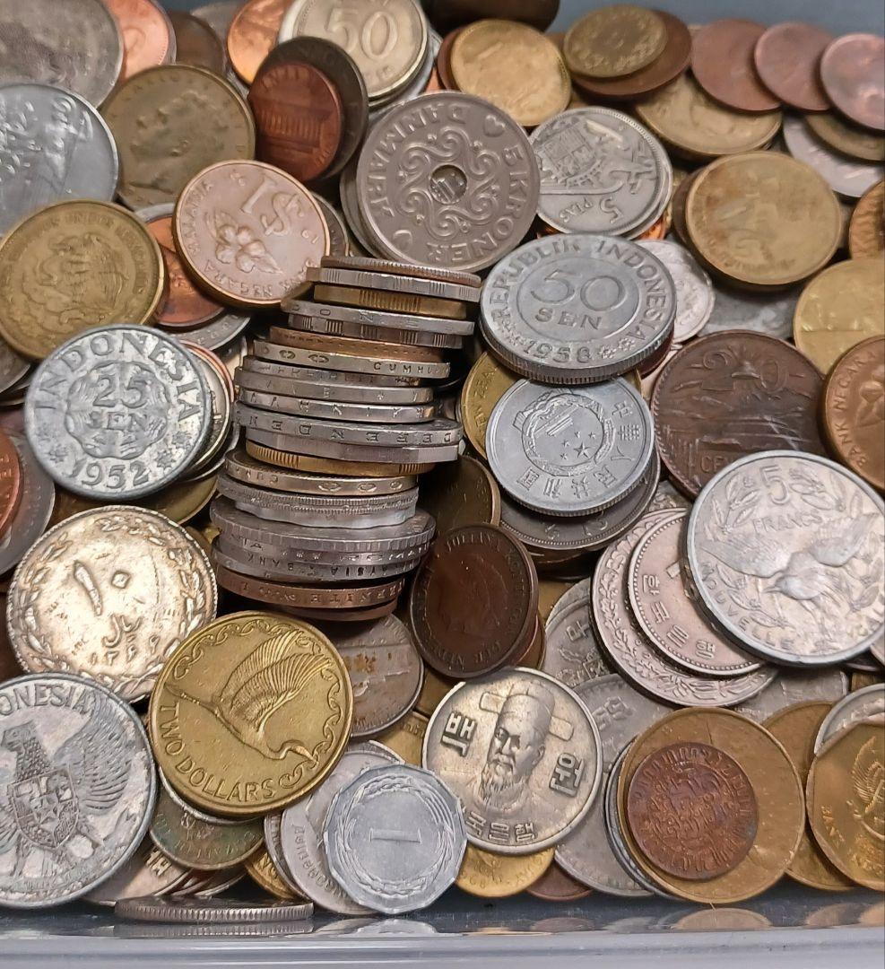 1.7kg分の外国(海外)の硬貨 《ケース入りのおまけ付き》
