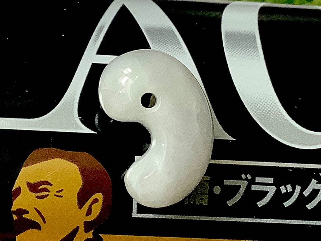 ✳ 職人さんのお墨付き‼️アイスジェード‼️機械鑑定鑑別書付糸魚川翡翠勾玉ジェダイト