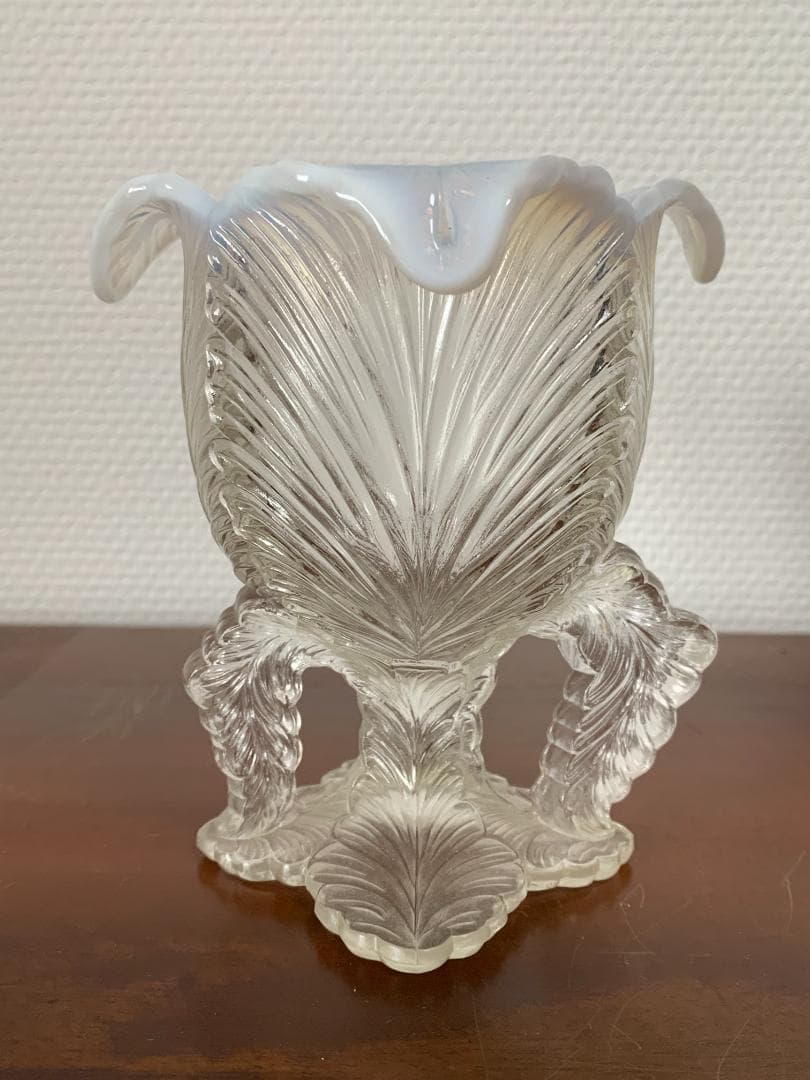 ✨美品✨オパールセントガラス　チューリップ形花瓶　プレスガラス　アンティーク