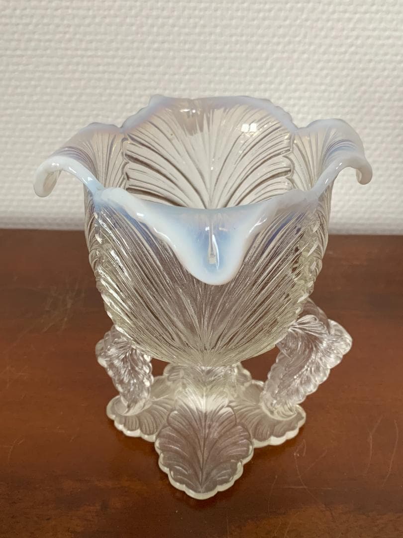 ✨美品✨オパールセントガラス　チューリップ形花瓶　プレスガラス　アンティーク