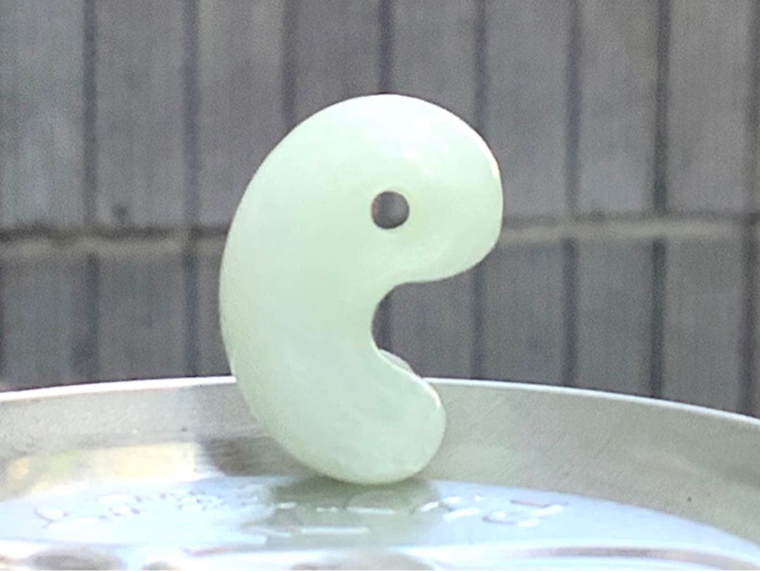 ⭕️一生物です‼️ 本物ジェダイト*糸魚川翡翠の開運吉祥勾玉をお持ちください　鑑定付