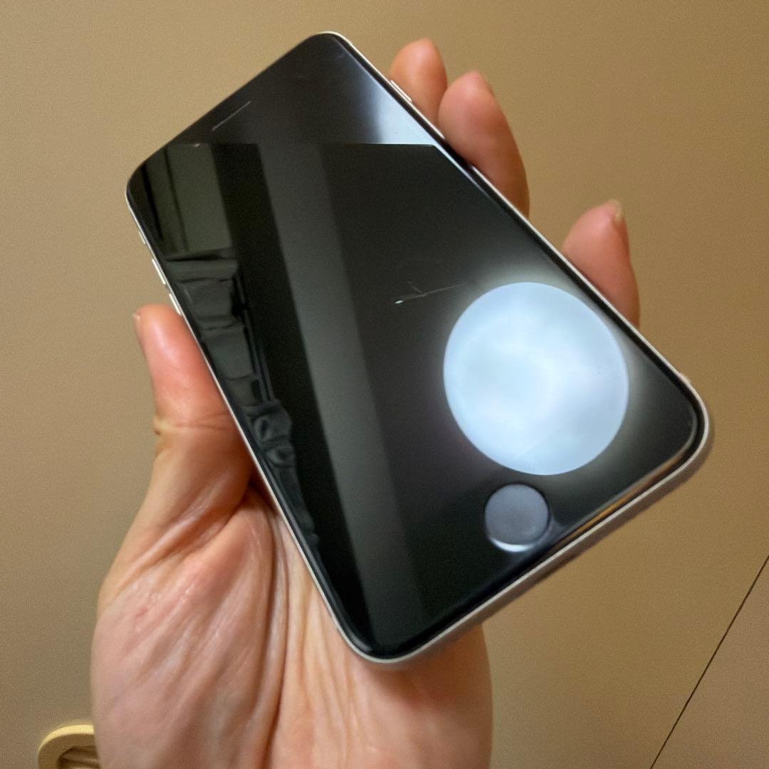 美品 Apple iPhone SE (第3世代) 64GB スタートライト