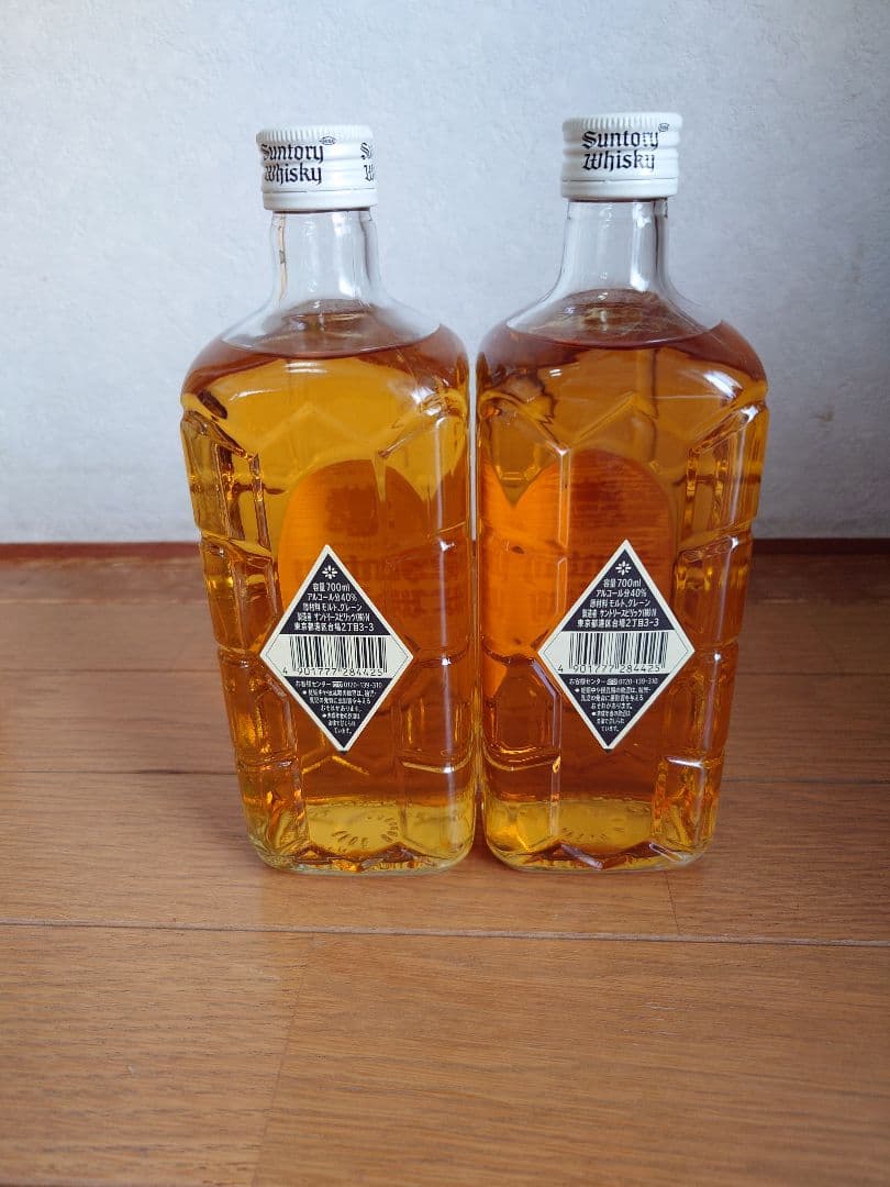 新品・未開封 　復刻版　白角角瓶　　終売品　　　７００ml２本　 箱無し　㋕82