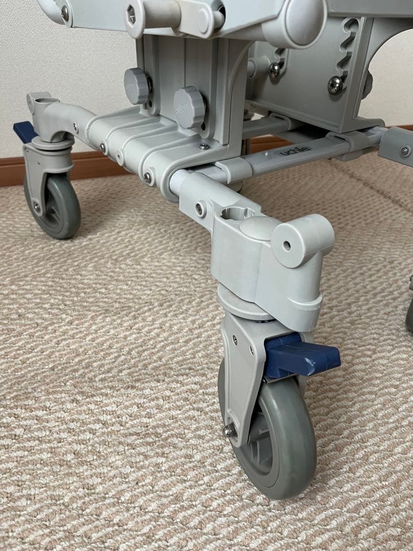 入浴用車椅子　UCHIE シャワーキャリーUD