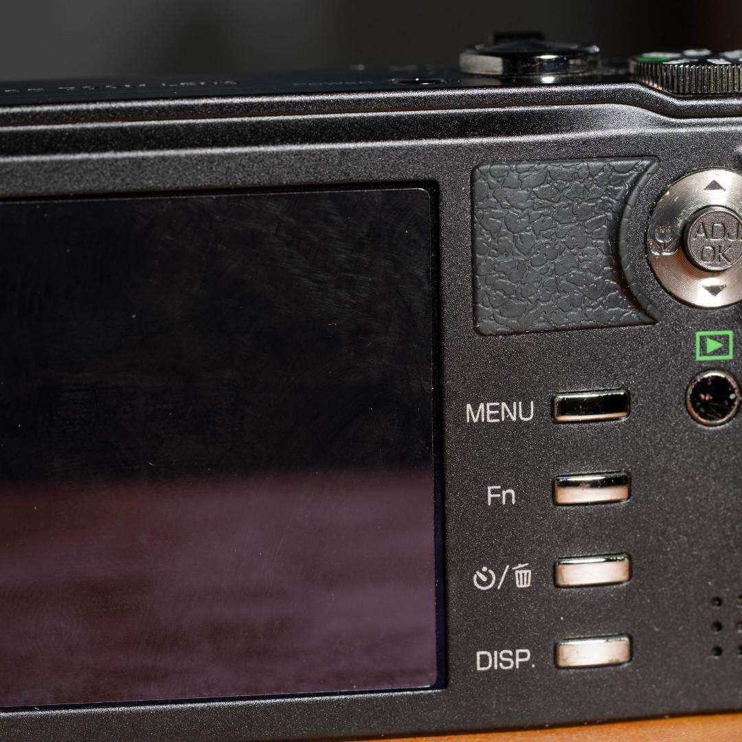 【憧れのコンデジっぽさを味わえる】RICOH CX1 ブラック