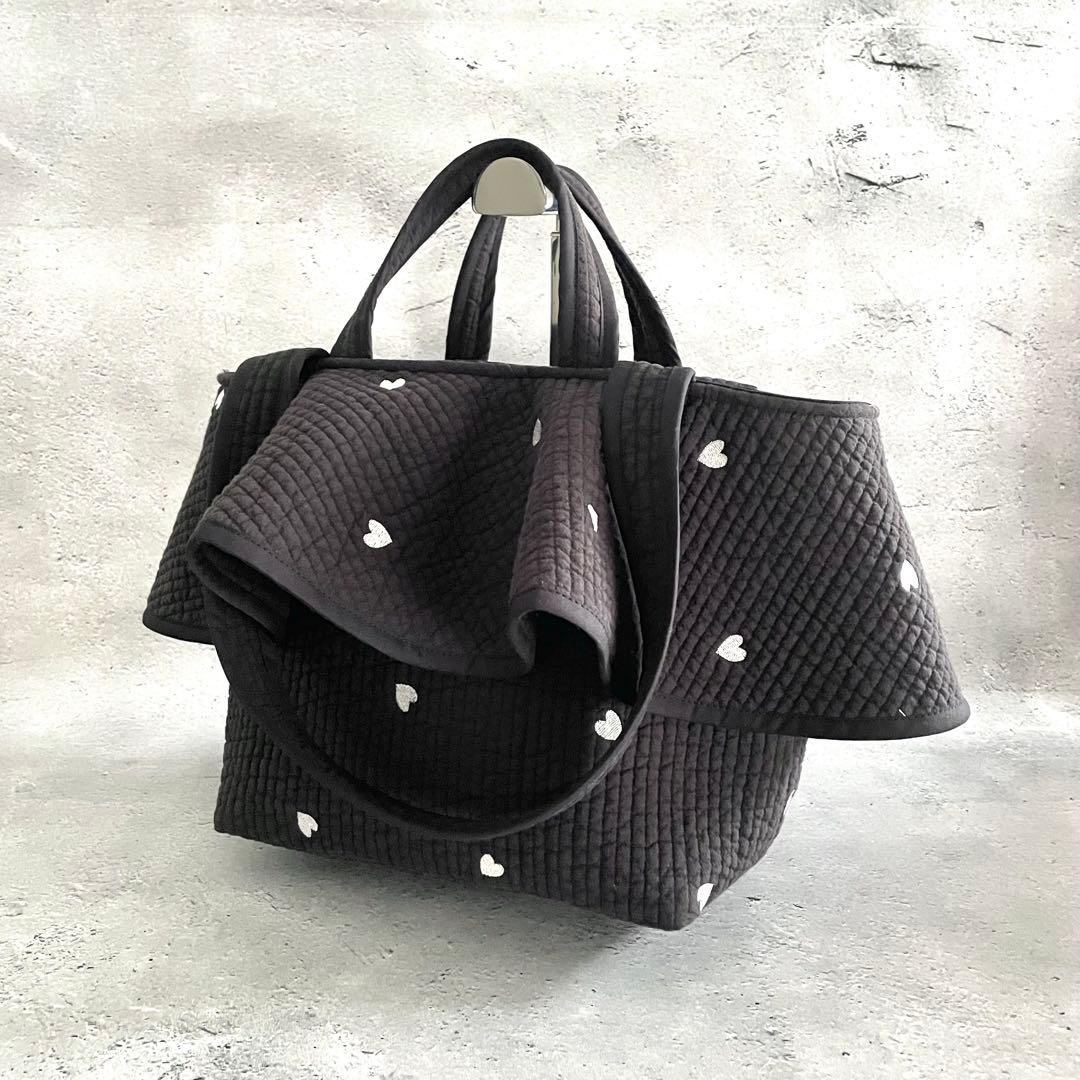 フレアフリル付きトートバッグ（L）　2way ヌビバッグ　ブラック×♡刺繍