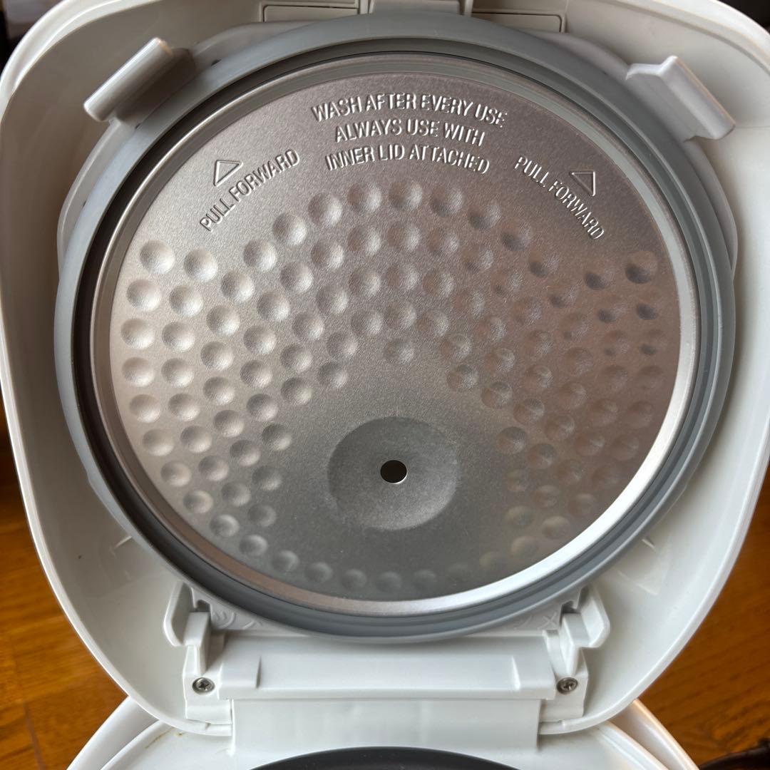 炊飯器 5.5合　Zojirushi Rice Cooker NS-ZCC10