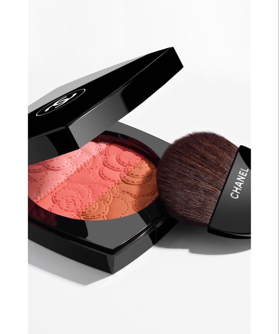 CHANEL カメリア　フトゥーラ　パウダー　トリオ　チークカラー