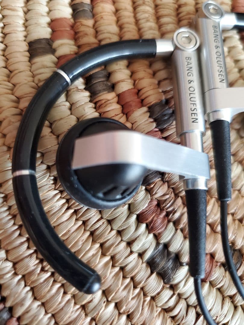 Bang & Olufsen A8 カスタム ケース・ケーブル付き