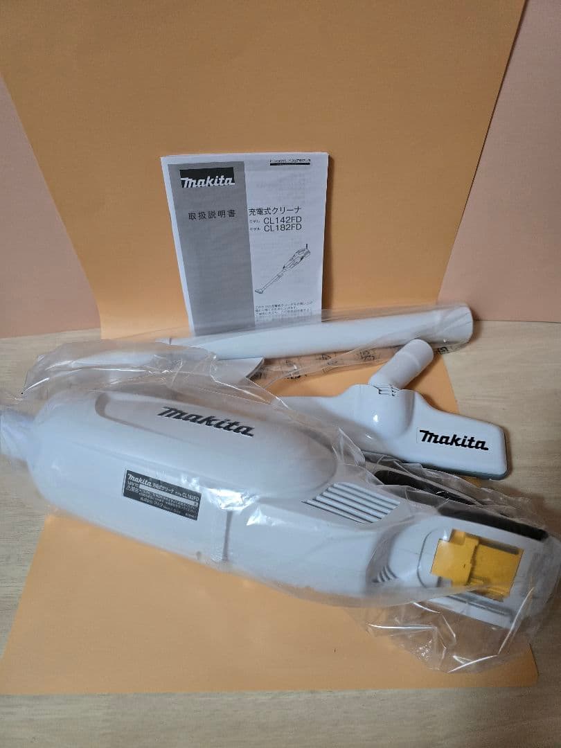 Makita CL182FD ハンディクリーナー 本体　バッテリー、充電器別売り