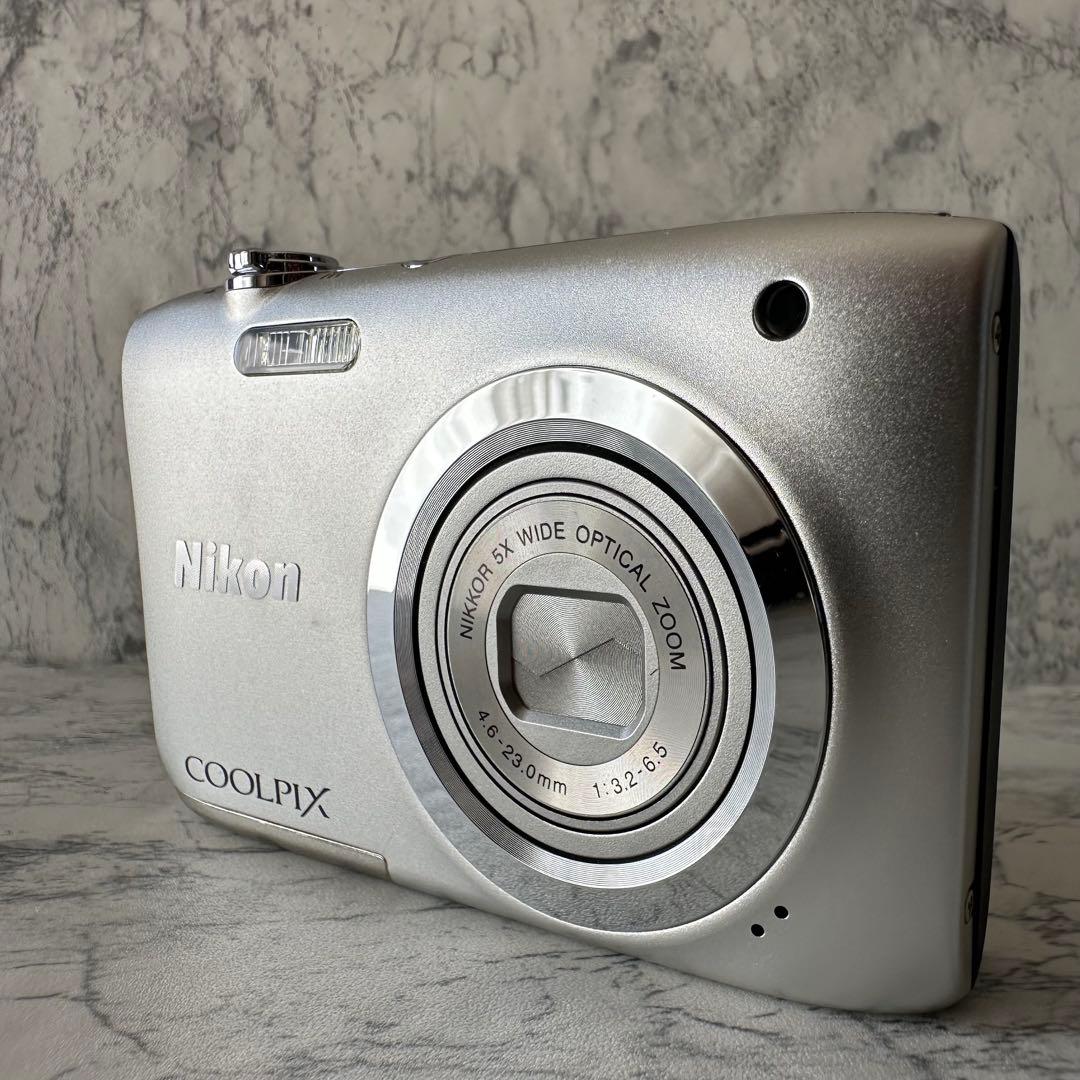 美品 Nikon COOLPIX A100 シルバー コンパクトデジタルカメラ