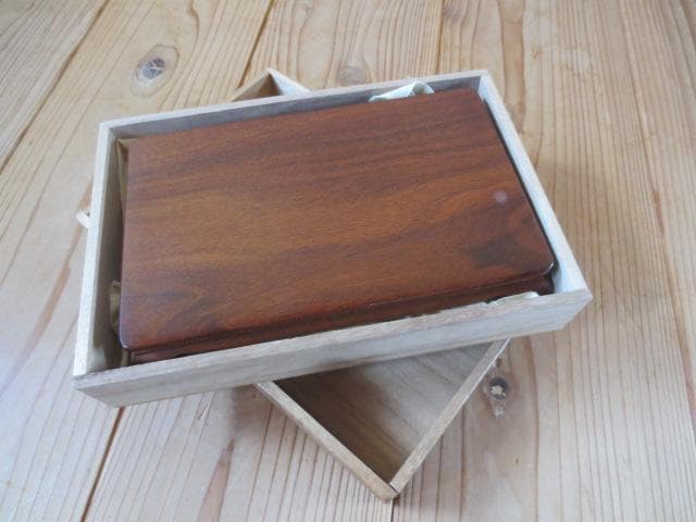 R7/07/22-4　唐木小卓　小品卓　一刀彫り　花台　　幅約17㎝