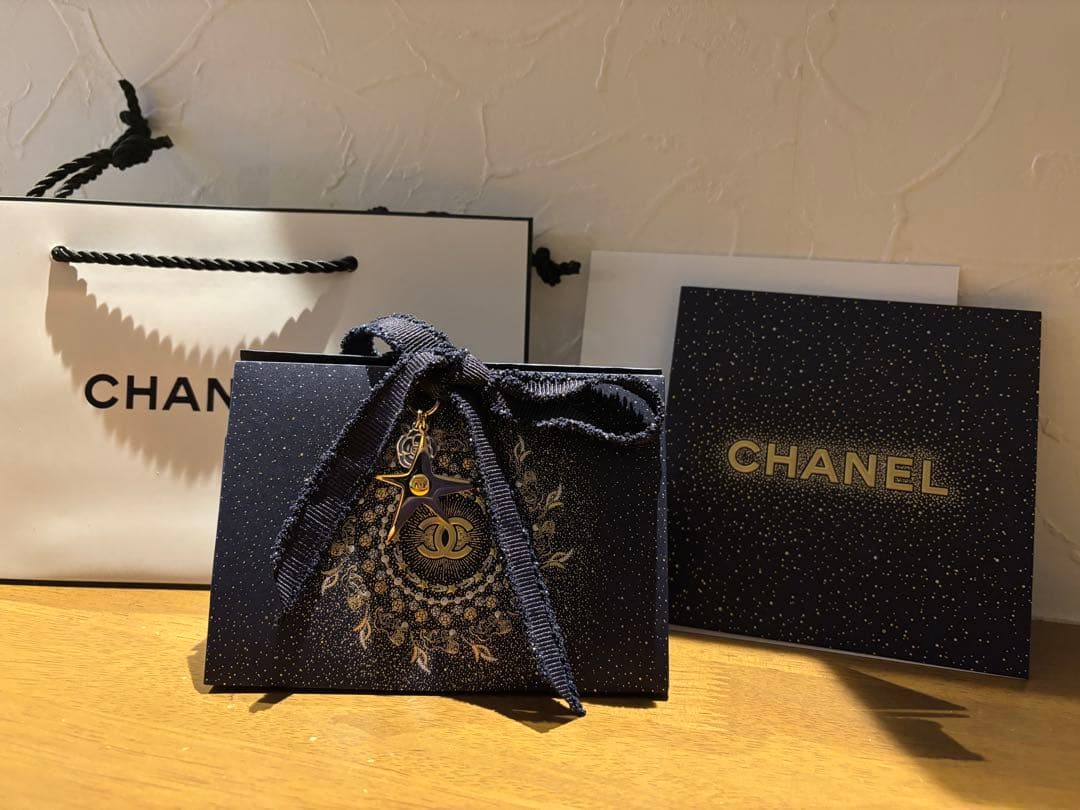 CHANEL ルージュアリュールラックリクイッドリップカラーインカンデセント