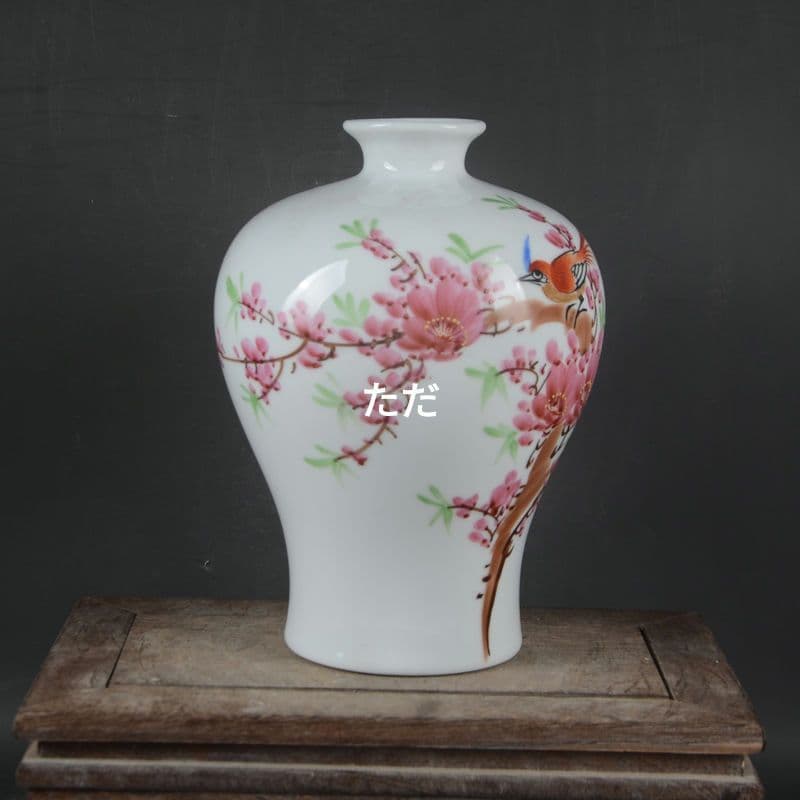景徳鎮手描きパステルカラーカササギが梅瓶に登ります装飾品 現代工芸品美術品 置物