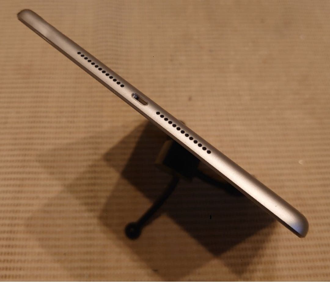 完動品SIMフリーiPad第5世代(A1823)本32GB送料込SHLJK