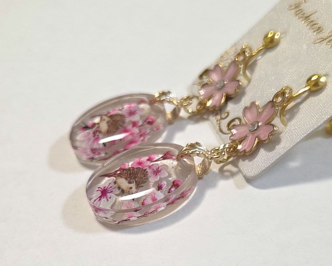 かわいいハリネズミちゃん桜イヤリング・ピアス✨　ハリネズミアクセサリー