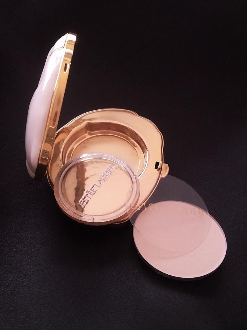 白うさぎのコンパクト 　ESTEE LAUDER　エスティローダー　エナメル