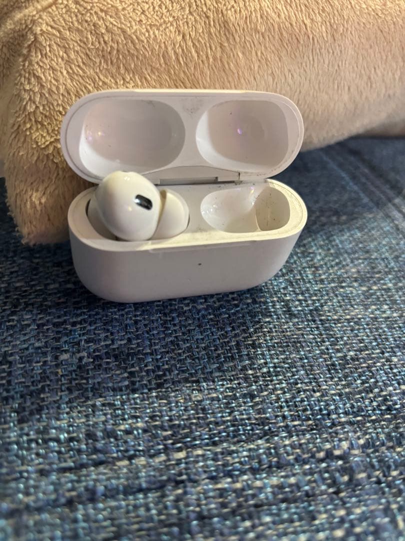 AirPods Pro2本体 ホワイト 充電ケース付き　片耳のみ　動作問題なし