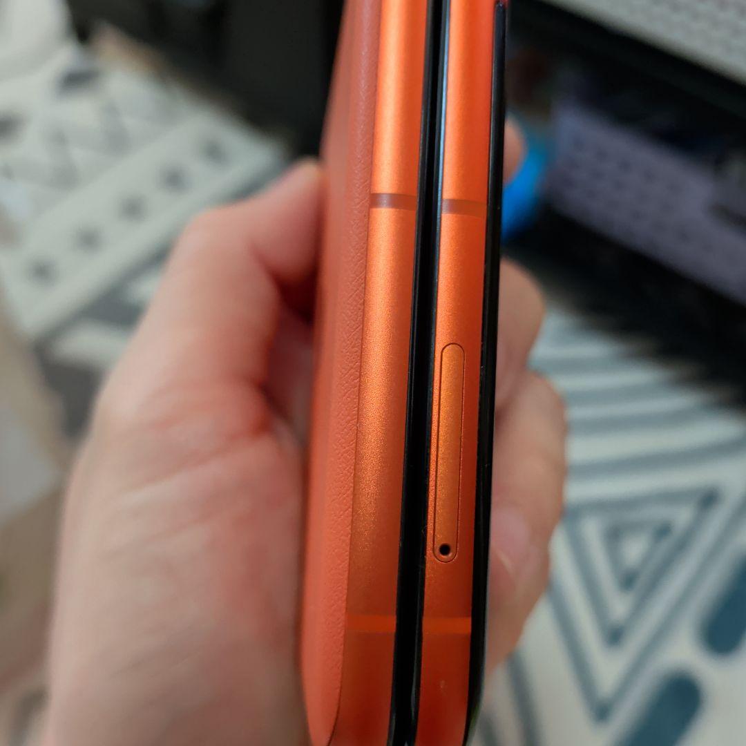 Motorola razr オレンジ色 本体。美品