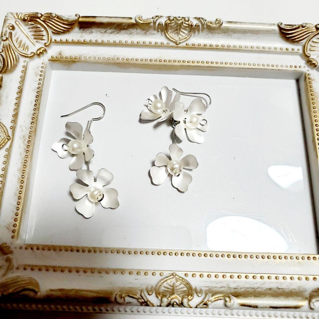 【専用】揺れるマットシルバーとパールのお花ピアス