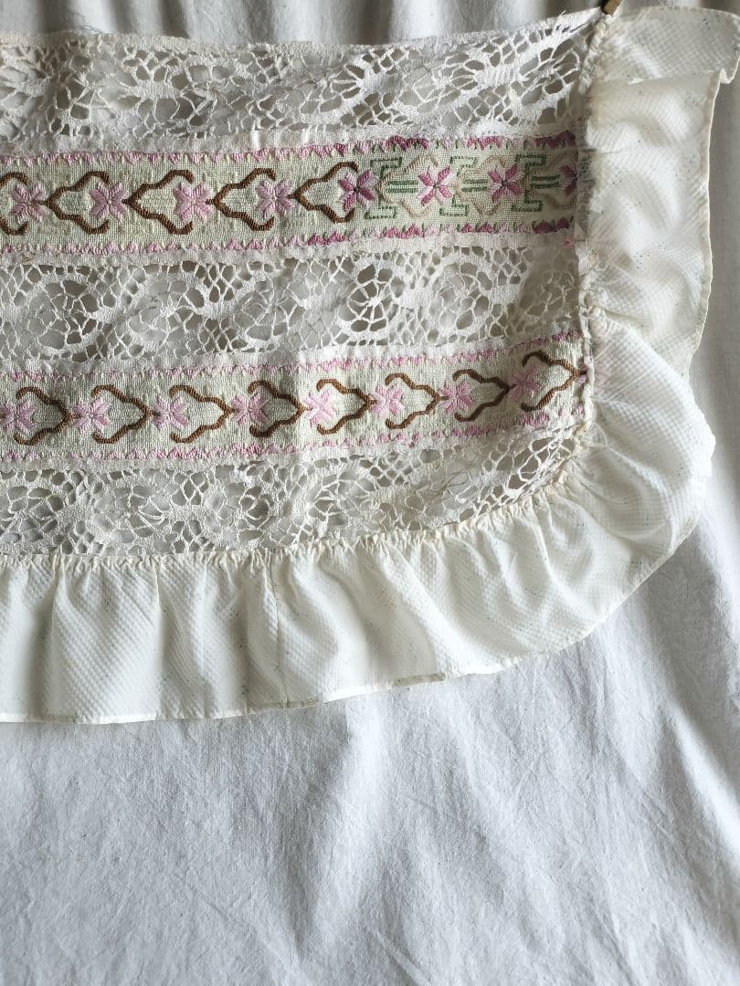 東欧アンティーク　壁飾り　刺繍フリル
