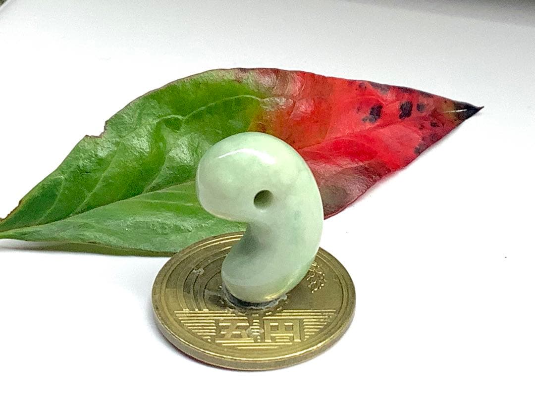 ⭕️厚い結晶‼️ 糸魚川翡翠ジェダイト勾玉　本物の高品質を　吉祥開運幸運呼ぶ縁起物‼️