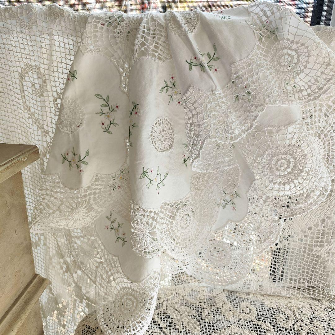 花草刺繍のパネル　手編みレース繋ぎ　ホワイトクロス