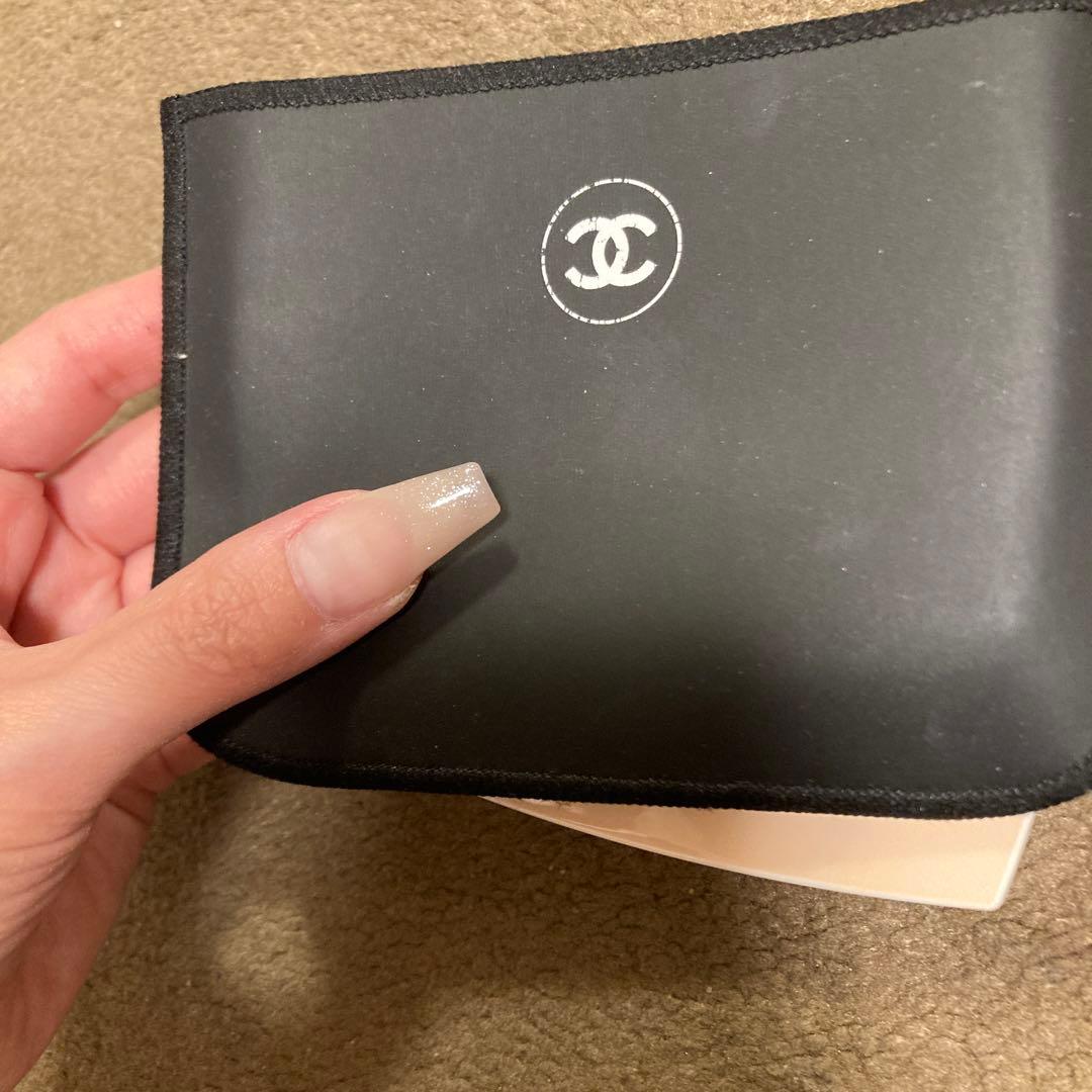 CHANEL ルブラン　ぶライトニングコンパクトBD01 色は明るいお色味です