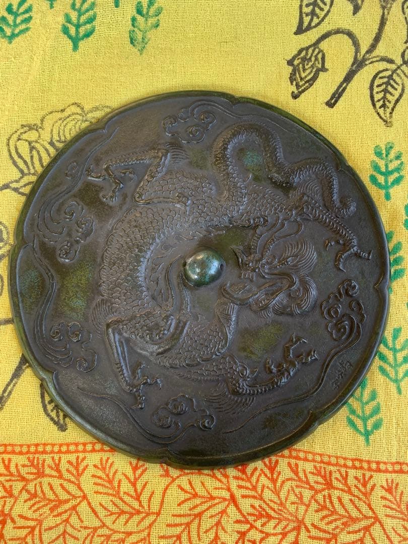 ドラゴン彫刻の金属製円盤 木箱付き