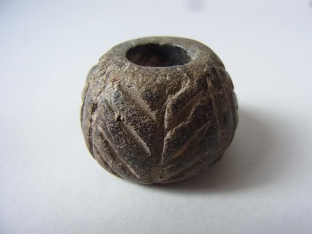 ★J1209★古代石 (114)　3cm バクトリア出土　樹紋様　彫刻石
