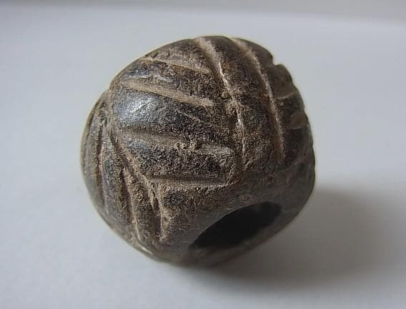 ★J1209★古代石 (114)　3cm バクトリア出土　樹紋様　彫刻石