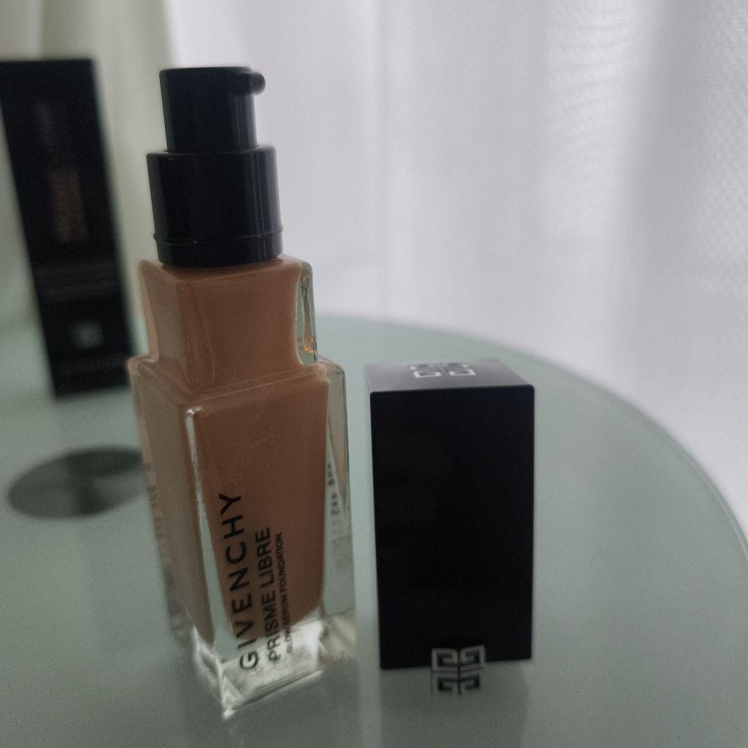 GIVENCHY プリズムリーブル グロウ セラムリキッドファンデーション
