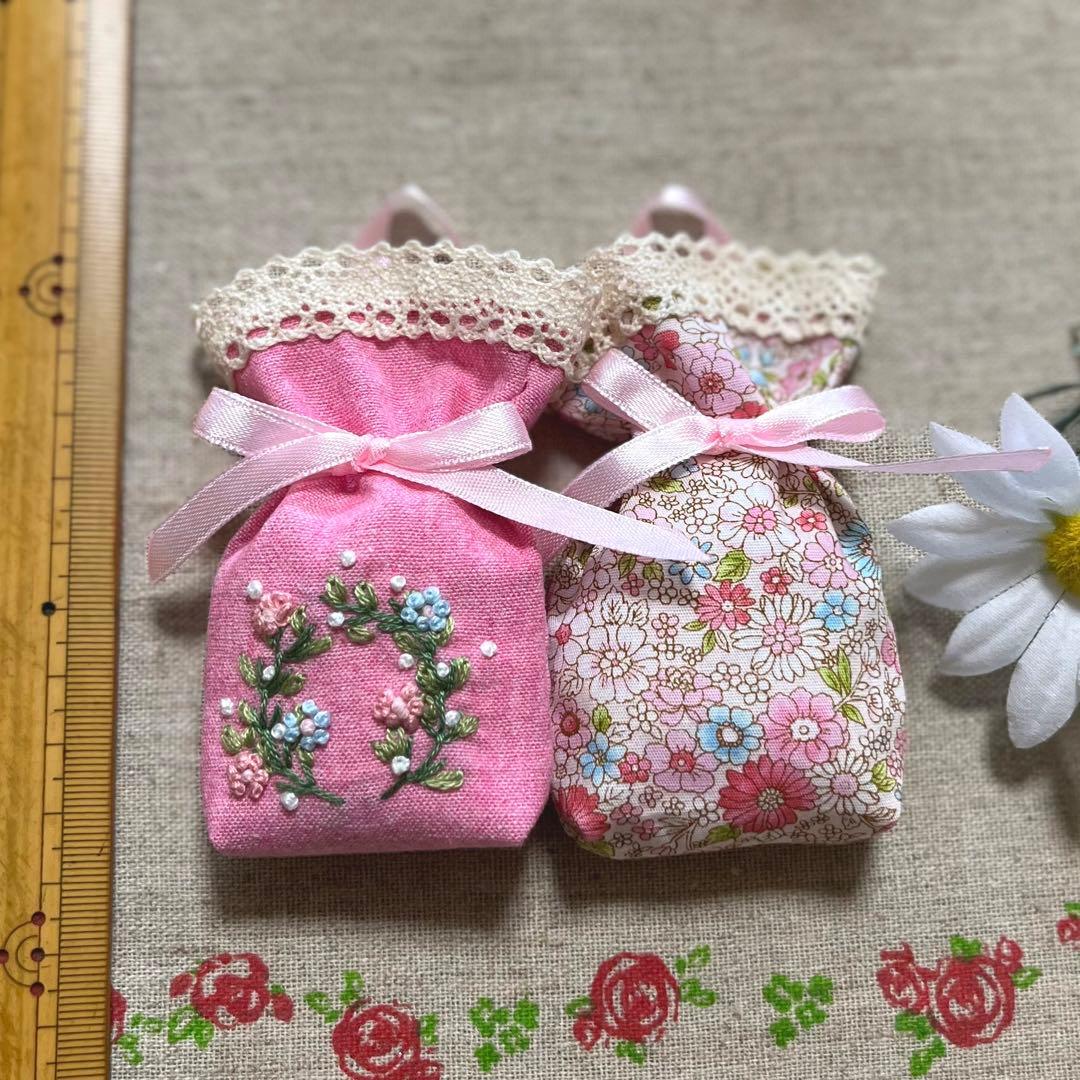 2309-38  ミディサシェ 香り袋 2個組  ラブリーフラワー リース刺繍