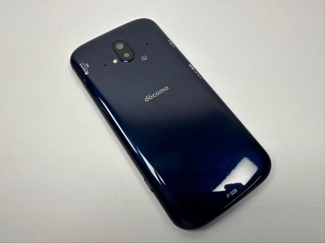 美品 NTT docomo らくらくスマートフォン F-52B ネイビー