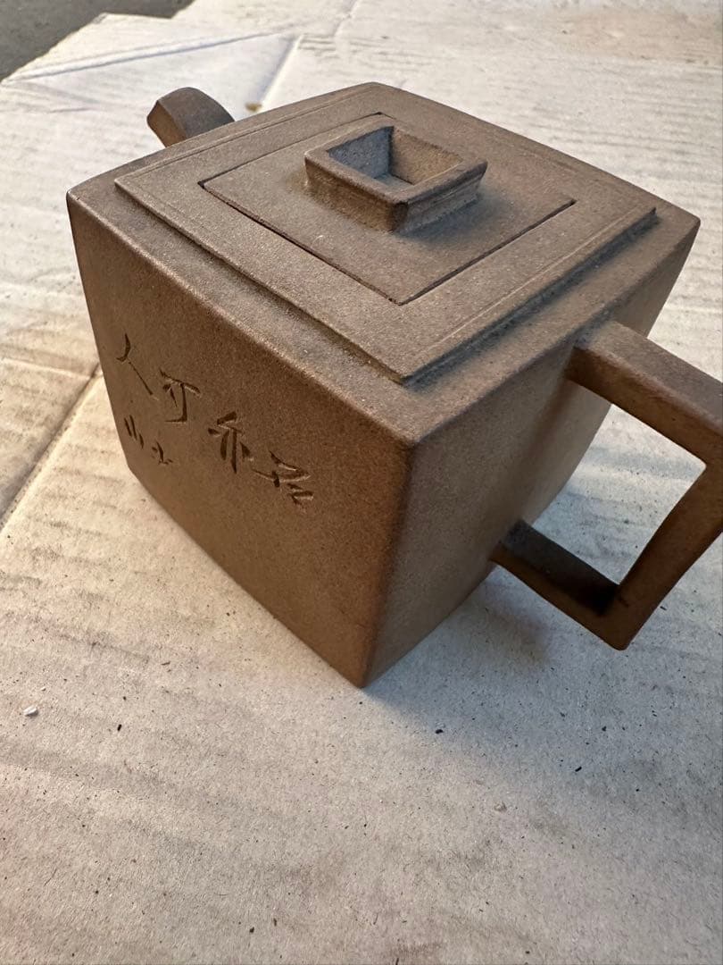 四角い陶器の急須