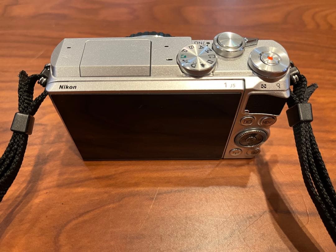Nikon 1 J5 ダブルレンズキット（SDカード無し）