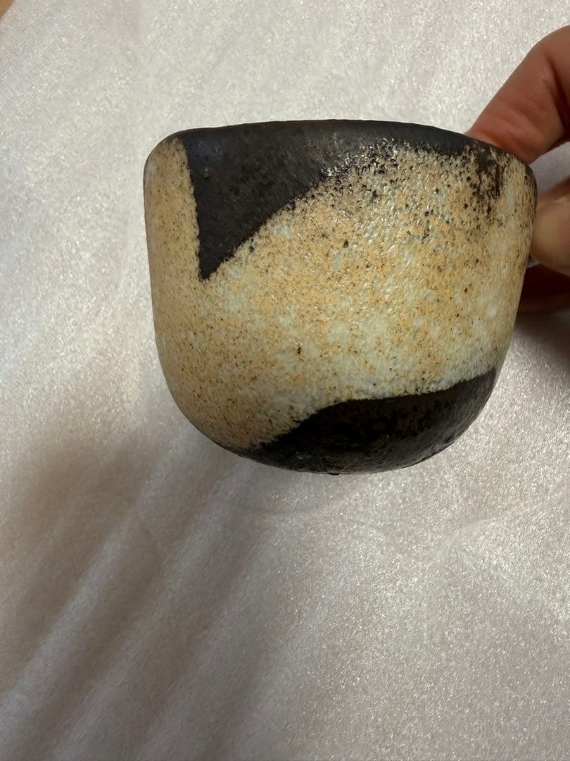 山田洋次陶器製 茶碗 黒とベージュのツートンカラー