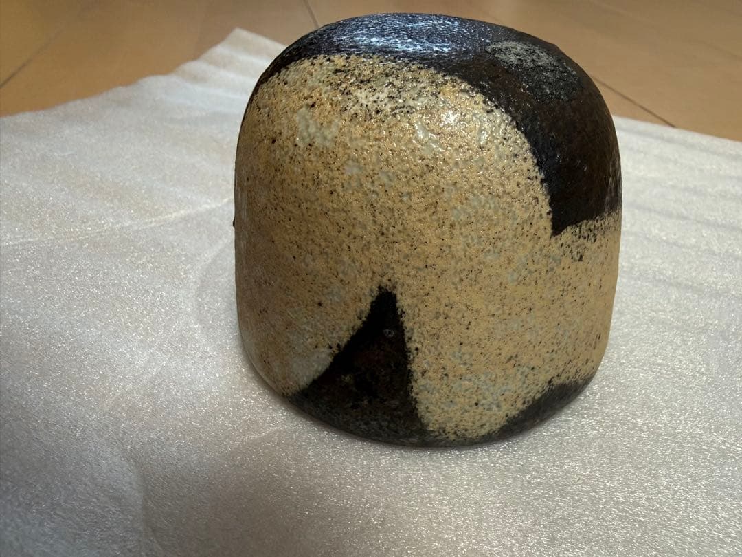 山田洋次陶器製 茶碗 黒とベージュのツートンカラー
