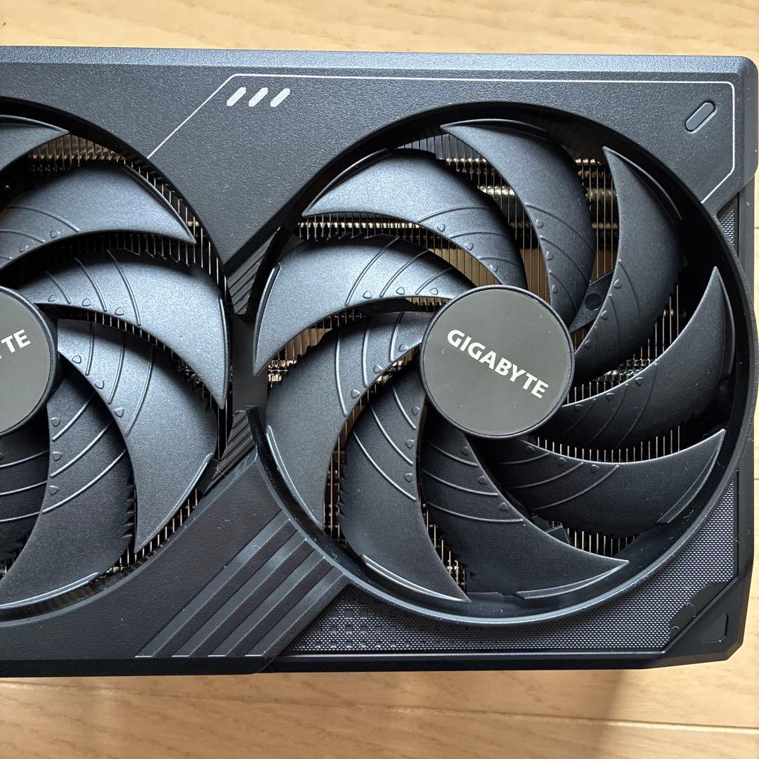 gigabyte グラボ 5090 ヒートシンク　3連ファン　バックプレート　箱