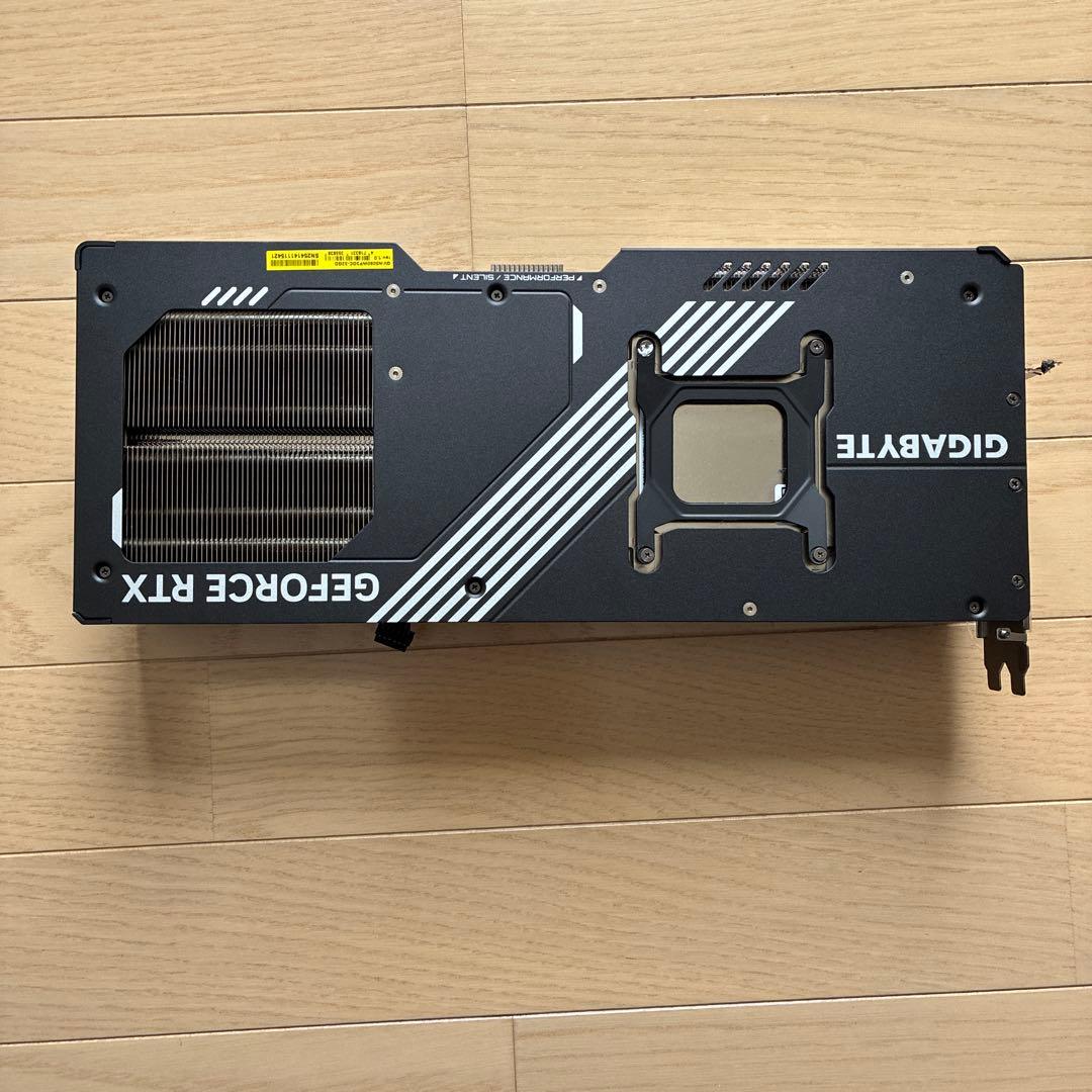 gigabyte グラボ 5090 ヒートシンク　3連ファン　バックプレート　箱