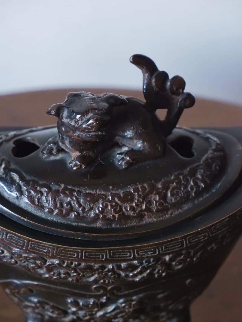 鼎形四足香炉　細工彫刻　獅子文双耳　麒麟　亀　1848g　香道具　銅製Q2425